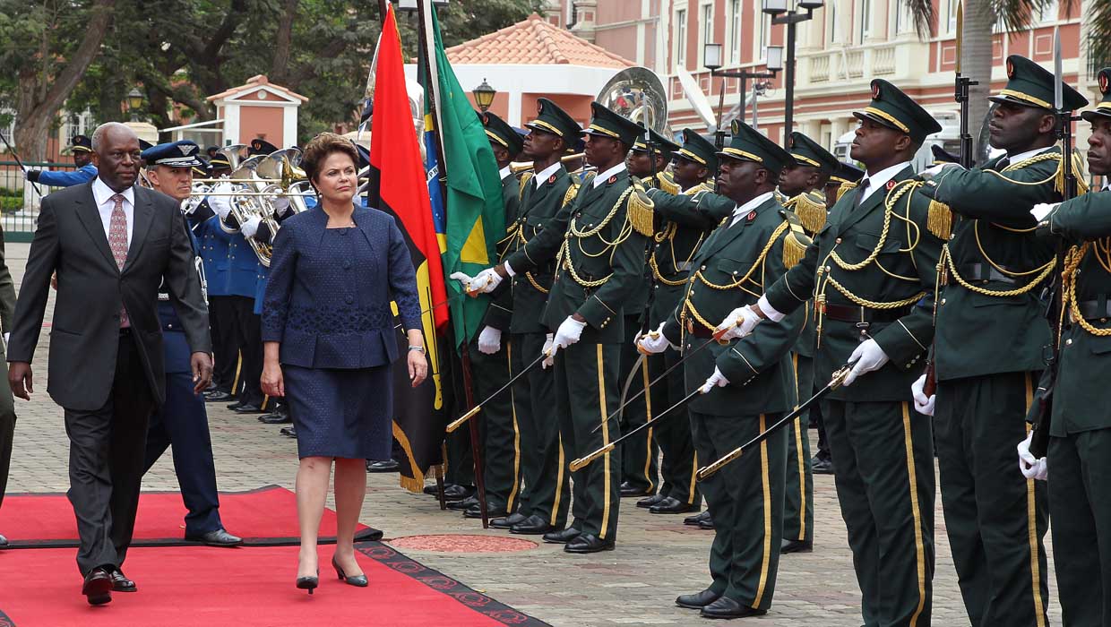 Presidente Dilma Rousseff em cerimônia oficial de chegada a Luanda | Roberto Stuckert Filho/Presidência