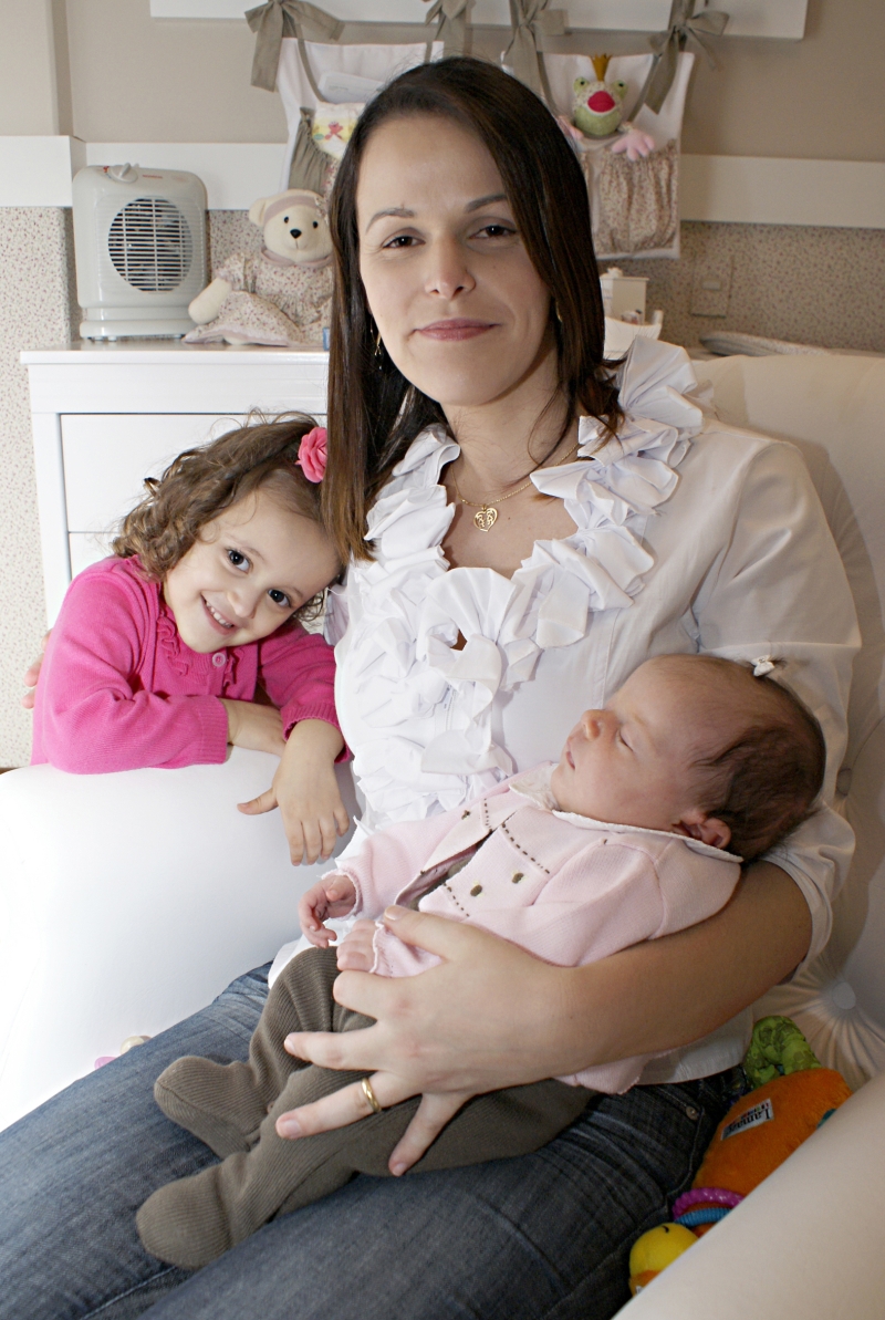 Halline teve a primeira filha por cesárea e a outra por parto normal: o envolvimento no segundo parto foi bem maior | Marco André Lima/Gazeta do Povo