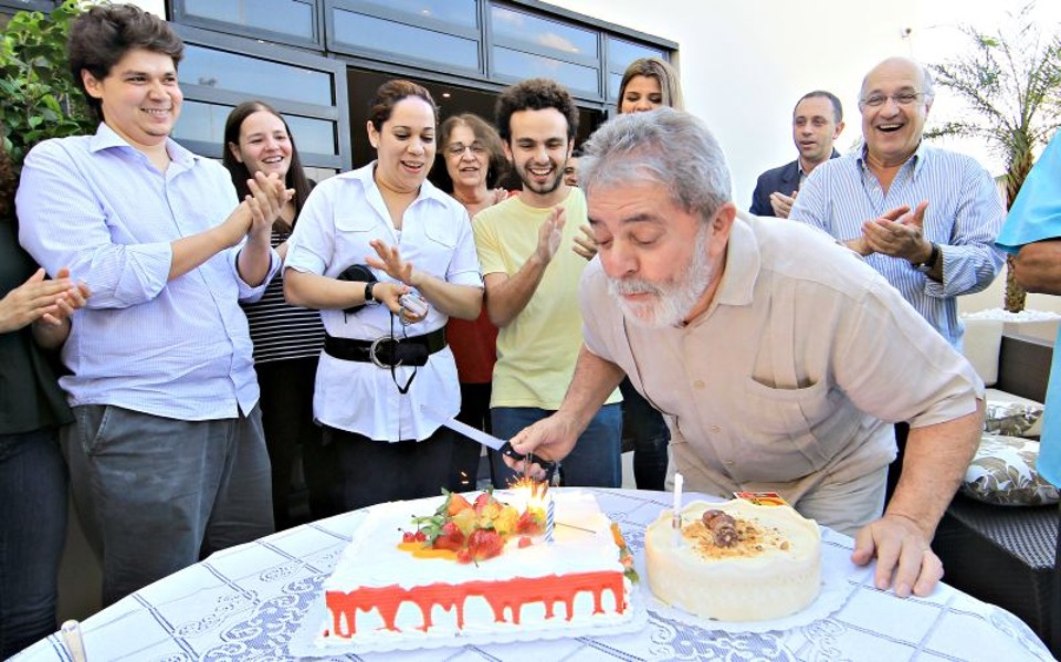 O ex-presidente Lula comemorou 66 anos na última quinta-feira em seu instituto que leva seu nome, em São Paulo, com funcionários | Ricardo Stuckert/Instituto Lula