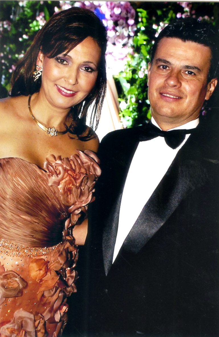 Primeiro casal do Clube Curitibano, Maria Christina e Joaquim Miró vibraram com o Baile de Debutantes 2011, no último sábado. Recebem cumprimentos de todas as direções. Vestindo criação de Rosane Buschle em tons terracota, a primeira-dama pontuou em elegância | Gustavo Garret