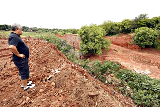 Desmoronamento no Jardim São Jorge enterrou o rio onde Rogério brincava na infância | 