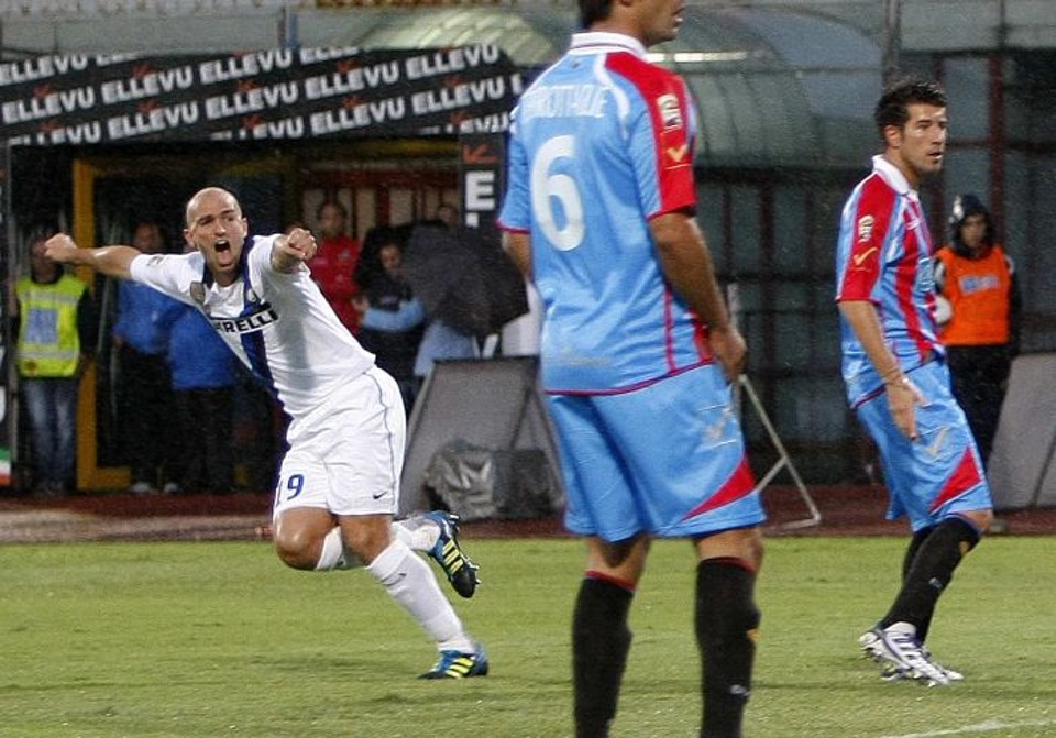 Inter leva virada do Catania e fica perto da zona de rebaixamento Cambiasso marcou para a Inter, mas o Catania virou | Antonio Parrinello / Reuters