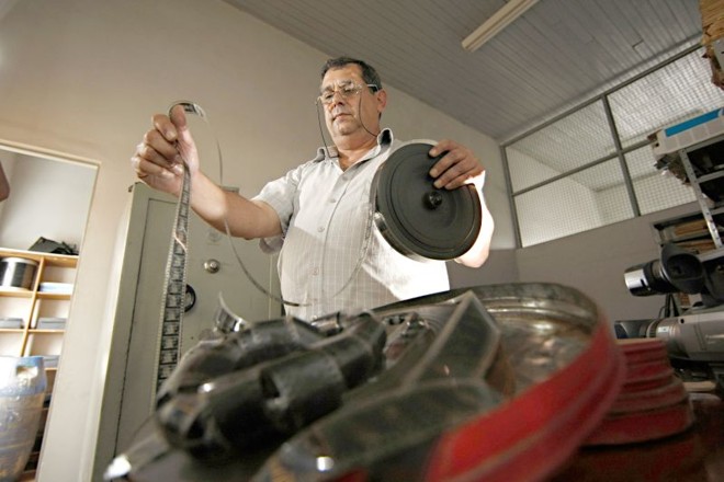 Edemar Del Grossi conserva os rolos de filme |