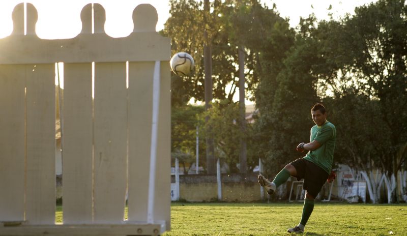 Jonas, goleiro do Santa Quitéria, se transformou no Rogério Ceni da Suburbana após marcar gols nas duas últimas rodadas do campeonato: Fico olhando ele jogar, o jeito da batida na bola | Marco Lima/ Gazeta do Povo