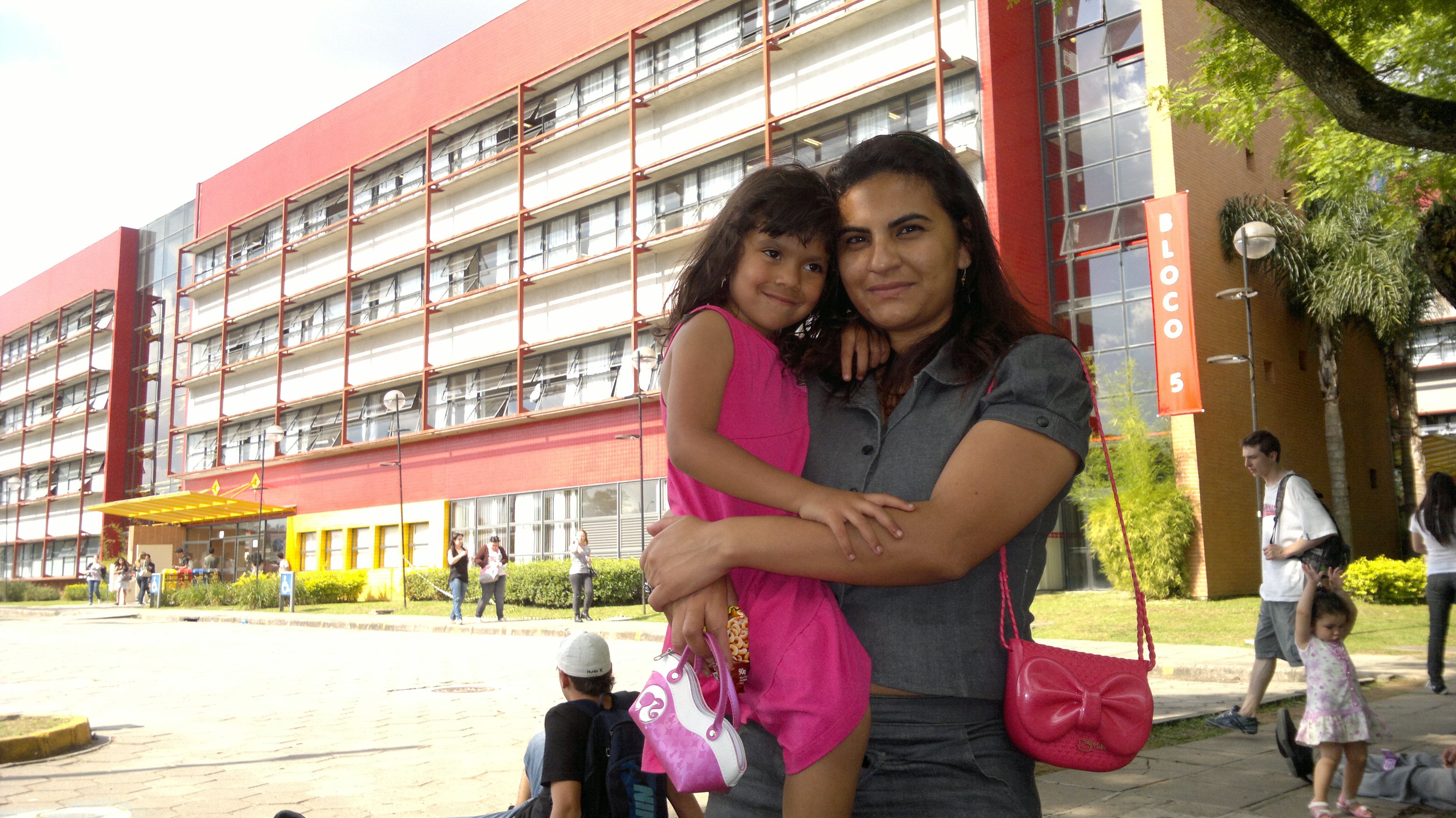 A pequena Anielly, de quatro anos de idade, veio com a mãe Bárbara esperar pela tia que está entre os participantes do Enem | Felipe Rosa / Agência de Notícias Gazeta do Povo