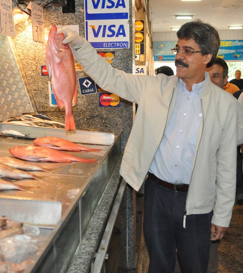 O ministro da Pesca, Luiz Sérgio, em um mercado de peixes em Niterói (RJ): ministério vai criar força-tarefa para aperfeiçoar cadastro de pescadores | Divulgaçlão