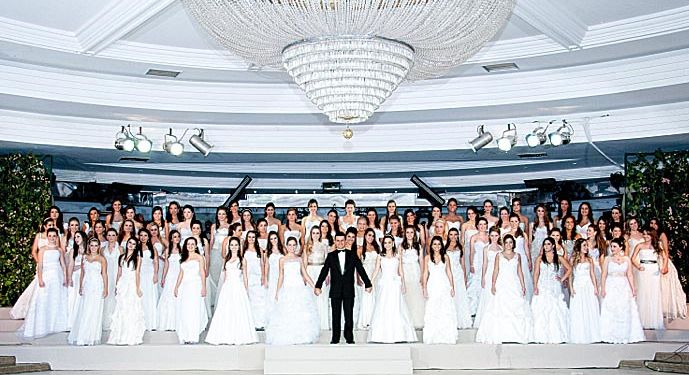 Baile de debutantes no Clube Curitibano- Mais de mil pessoas estiverem presentes no Baile de Debutantes do Clube Curitibano, que se destacou pela belíssima decoração, assinada por Marcos Soares, ao lado da primeira-dama, Maria Cristina Miró, que esteve atenta a cada detalhe. Na foto, as 74 debutantes, que dançaram até o amanhecer, animadas pelo badalado duo Hands Up e o presidente, Joaquim Miró | Alcides Martins