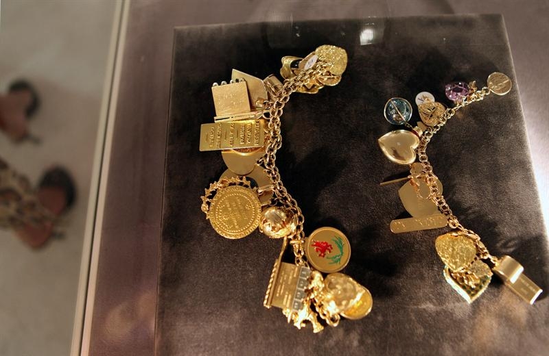 Braceletes que pertenceram à atriz Elizabeth Taylor | EFE/ALI HAIDER