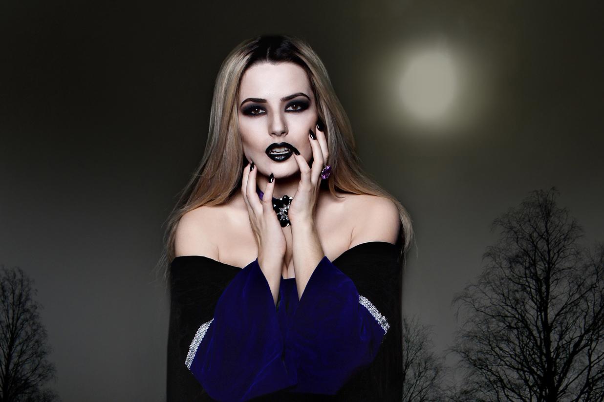 Paola também se apresenta com figurinos e conceitos estéticos inspirados na mitologia e na fantasia | Divulgação