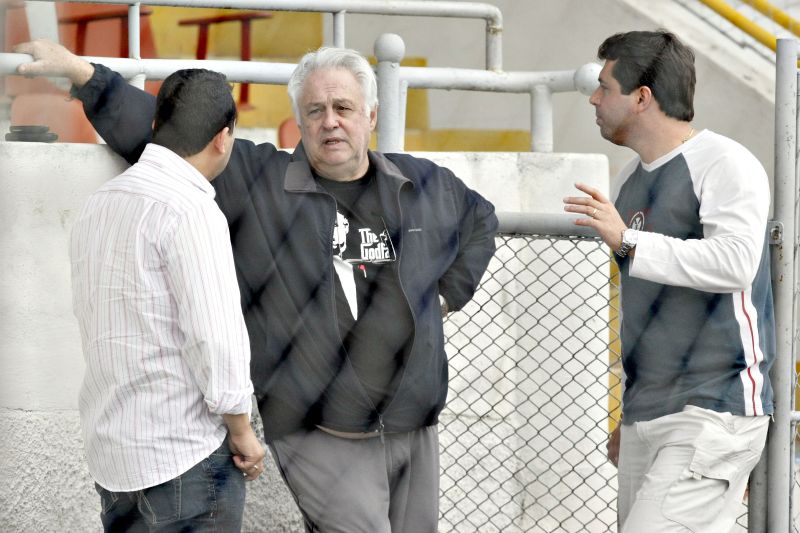 Marcos Amaral (esquerda), conversa com o vice-presidente Aramis Tissot (centro) e o diretor de futebol Guto de Mello: empresário é um dos grandes parceiros do clube | Antonio More/ Gazeta do Povo