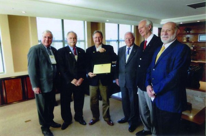 HOMENAGEM MERECIDA - Após encerrar sua brilhante gestão à frente da Fiep, o empresário Rodrigo Rocha Loures foi homenageado pelo Lions International, em reconhecimento às realizações à frente da entidade. Na foto, o vice-governador do Lions, Edinor Mariot; o presidente de região da entidade, Joel Lobo; o homenageado; o presidente de honra da Fiep, Mário de Mari; o ex-governador do Lions Cláudio Miessa Rigo; e o presidente do Conselho de Cidadania Empresarial da Fiep, Victor Barbosa |