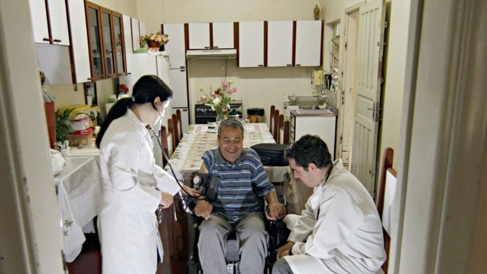 O médico Silvio Tolentino e a enfermeira Renata Tomazella prestam atendimento domiciliar ao padre José Carlos Santana: cobertura do programa Saúde da Família na cidade chega a 78,3% |
