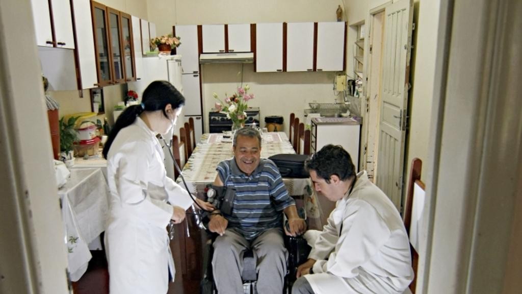 O médico Silvio Tolentino e a enfermeira Renata Tomazella prestam atendimento domiciliar ao padre José Carlos Santana: cobertura do programa Saúde da Família na cidade chega a 78,3%