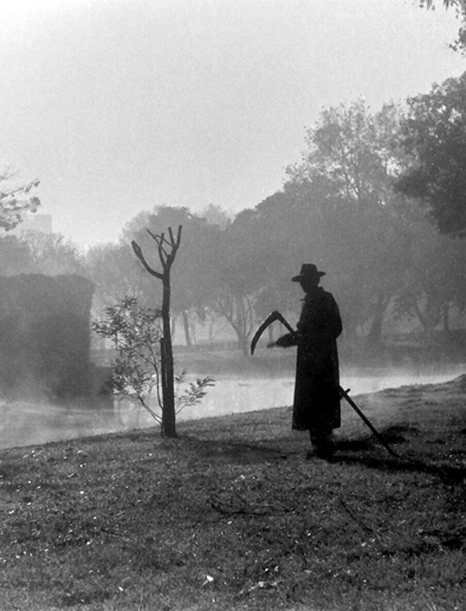 Passeio Público no amanhecer: captação do jardineiro trabalhando, no meio da cerração, parece filme de terror |