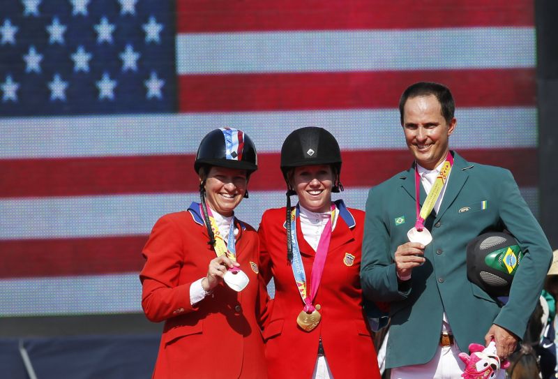Bernardo Alves foi superado por norte-americanas e ficou com o bronze no concurso de salto individual do hipismo | Reuters