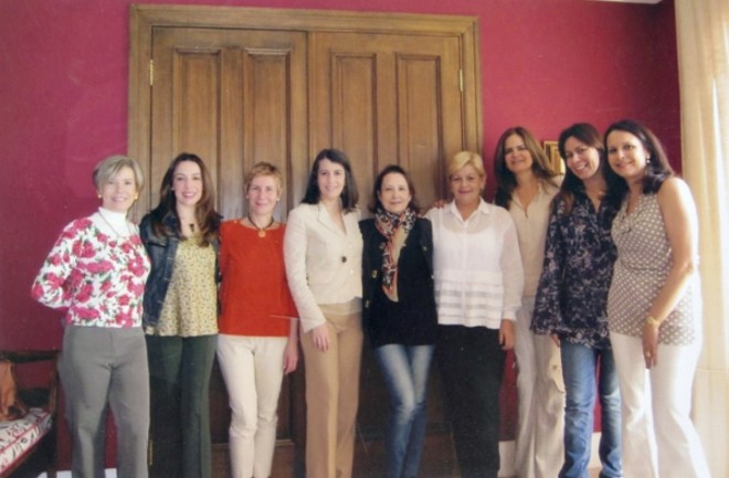 Daniela Farracha abriu as portas de seu address, no Barigüi, para brindar a nova idade da prima Ceci Almeida. Na foto, memorável, a 2ª geração das