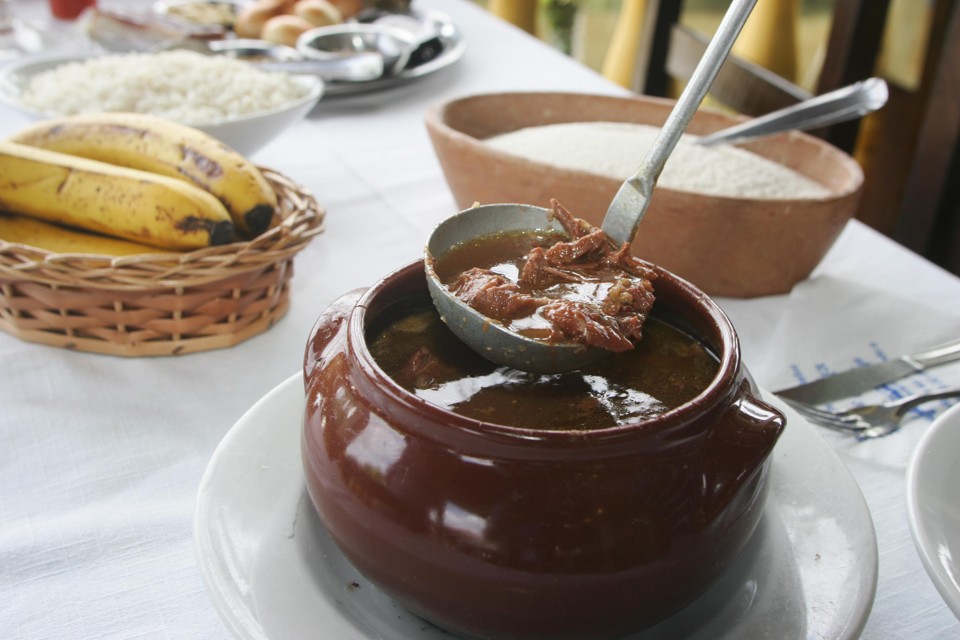 Culinária do Paraná: Dez pratos típicos feitos com carne Tradicional prato do litoral: o Barreado | Daniel Castellano / Agência de Notícias Gazeta do Povo