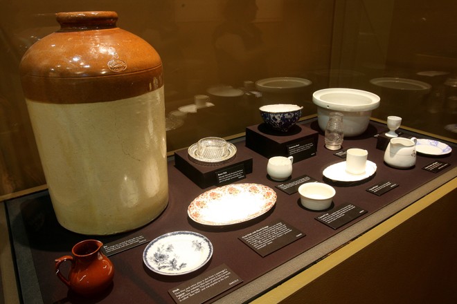 Peças que decoravam o gigante navio, como jarros em cerâmica e peças em porcelana chinesa, estão na mostra. | 