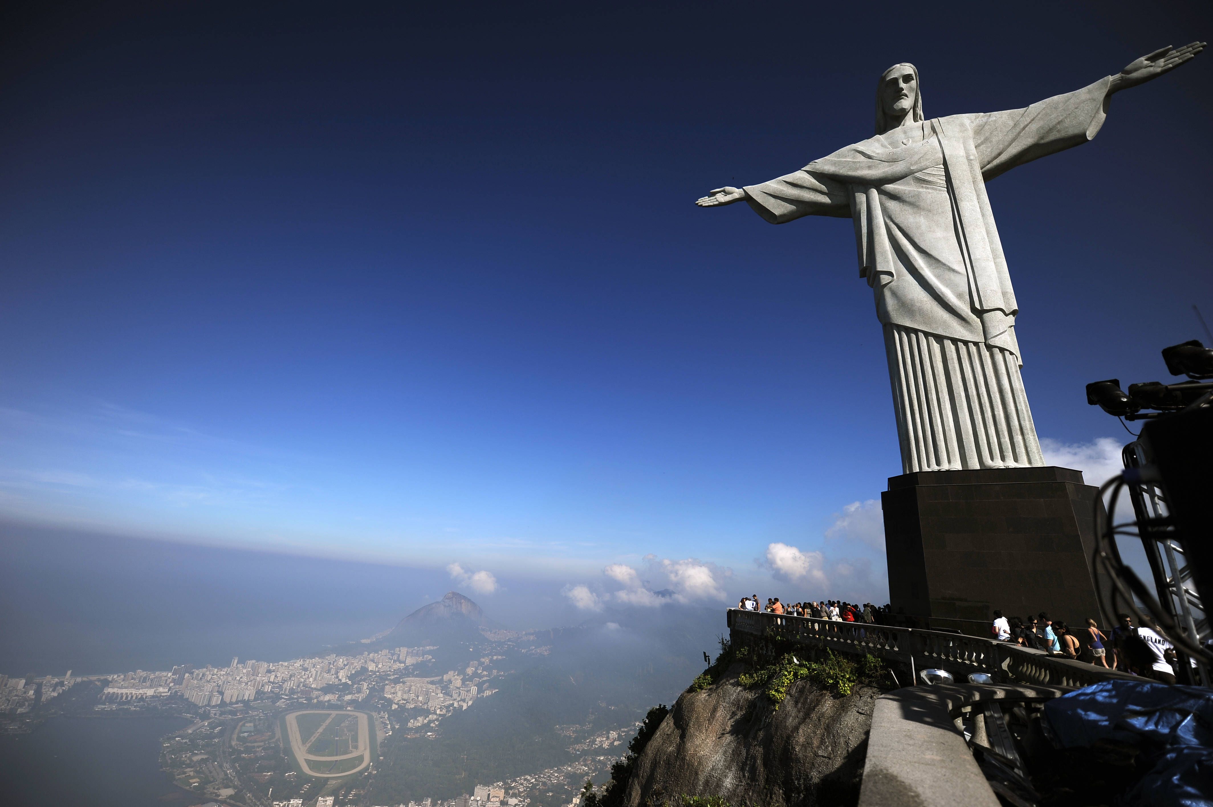Turistas visitam o Cristo Redentor no Rio de Janeiro, após reforma em 2010 | AFP PHOTO/VANDERLEI ALMEIDA