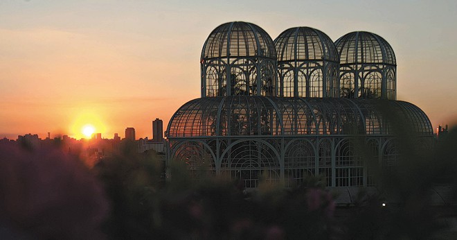 Jardim Botânico, um dos símbolos de Curitiba, recebeu 47,2% dos desembarques da Linha Turismo em 2011 | 