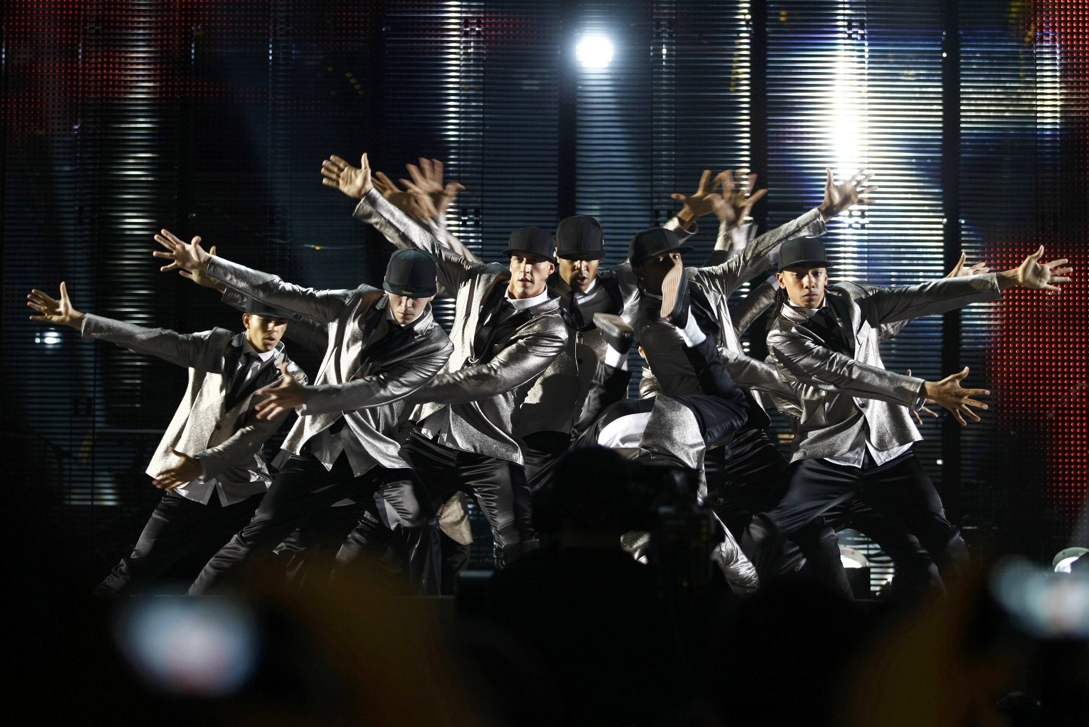 Trupe da dança se apresenta durante tributo a Michael Jackson, no Reino Unido | REUTERS/Eddie Keogh