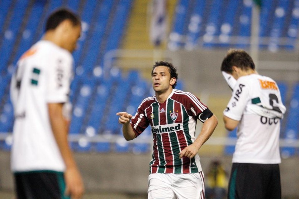Fred comemora um de seus três gols, para a decepção de Lucas Mendes: Coritiba não consegue vencer fora do Couto Pereira | Wagner Méier/ Fotoarena /Folhapress
