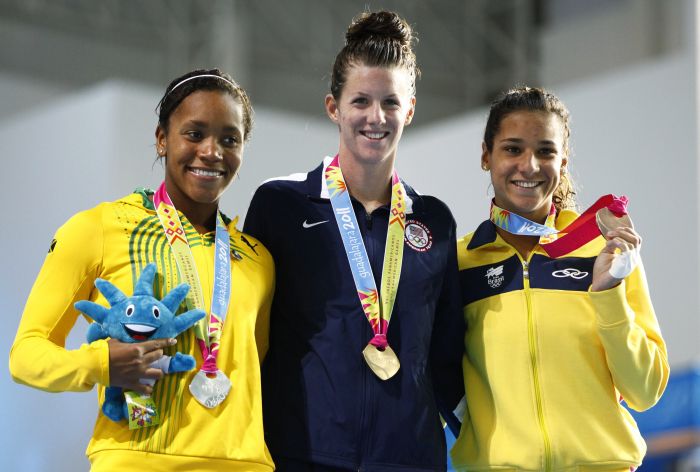 Joanna Maranhão (à esquerda) com o bronze nos 200 m medley | Reuters