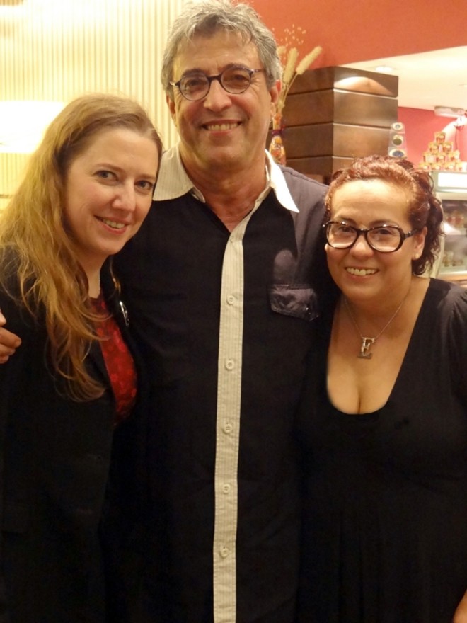 A chef Eva dos Santos (à dir.), do Bistrô do Victor, não resistiu à tentação e fez questão de posar com seu ídolo Ivan Lins, que jantou na casa após o show com a cantora polonesa Anna Maria Jopek no Canal da Música. Ivan estava acompanhado da cônsul-geral da Polônia em Curitiba, Dorota Barys (à esq.), dos produtores locais e de seus músicos | 