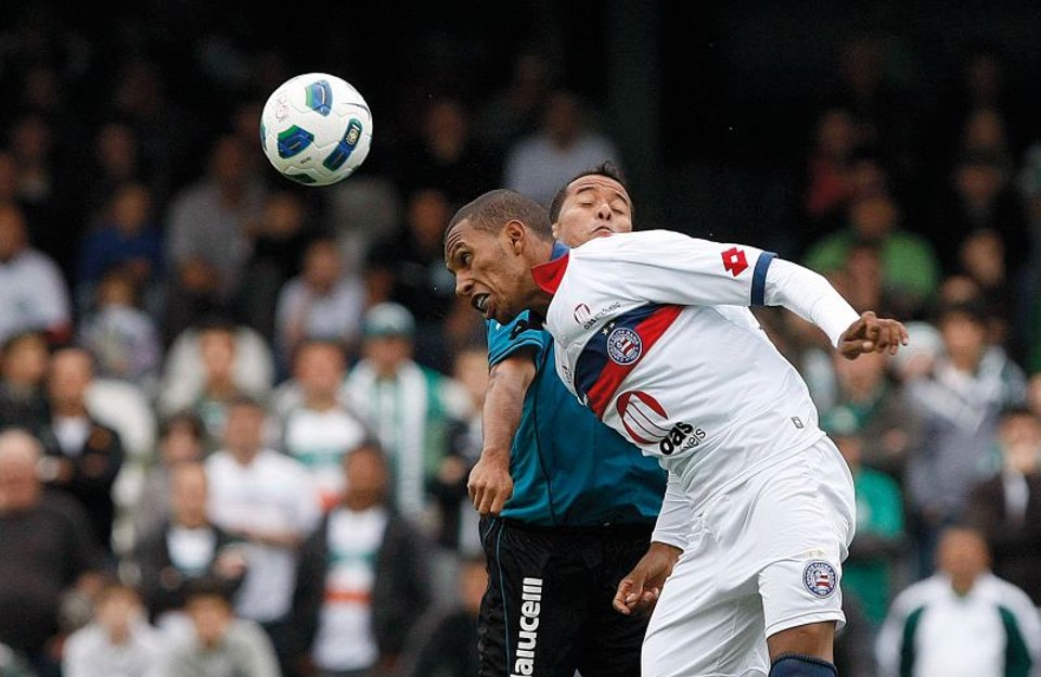 O atacante Marcos Aurélio, figura apagada em campo, perde jogada para o defensor do Bahia. Coxa perdeu os primeiros pontos em casa no returno | Jonathan Campos/ Gazeta do Povo