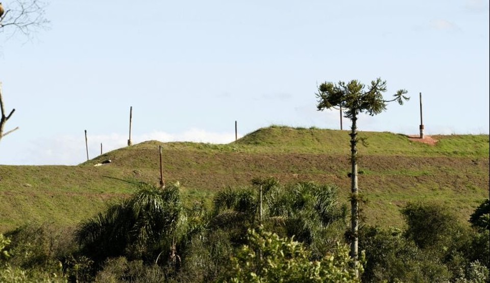Hoje, o extinto Aterro do Caximba está coberto por grama | Antonio More/Gazeta do Povo