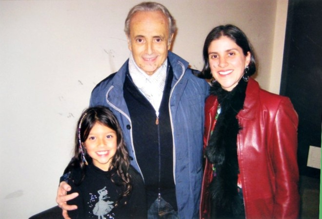 No camarim do Teatro Positivo, onde se apresentou magnificamente, o tenor José Carreras recebeu carinhosamente a coordenadora do Solar do Rosário, Lúcia Casillo Malucelli, e sua sobrinha Paloma Casillo Hertt Grande. Referencial curitibano de cultura, o Solar do Rosário e o Escritório Casillo Advogados foram patrocinadores do evento de Carreras no Positivo |