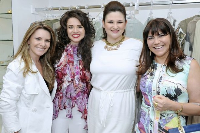 Giovanna Conte e a consultora de estilo Aline Dala Valle (ambas no centro) comandaram o coquetel de lançamento da coleção Verão 2012 da multimarcas Lvtèce femme, na Augusto Stresser. Também na foto, Val Ruon e Cristina Schultz |