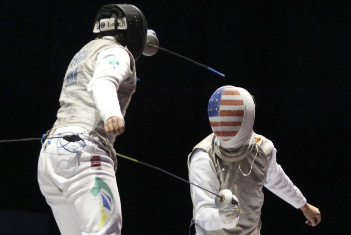 Guilherme Toldo ataca o americano Alexandres Massialas: brasileiro ficou com o bronze no florete | Reuters