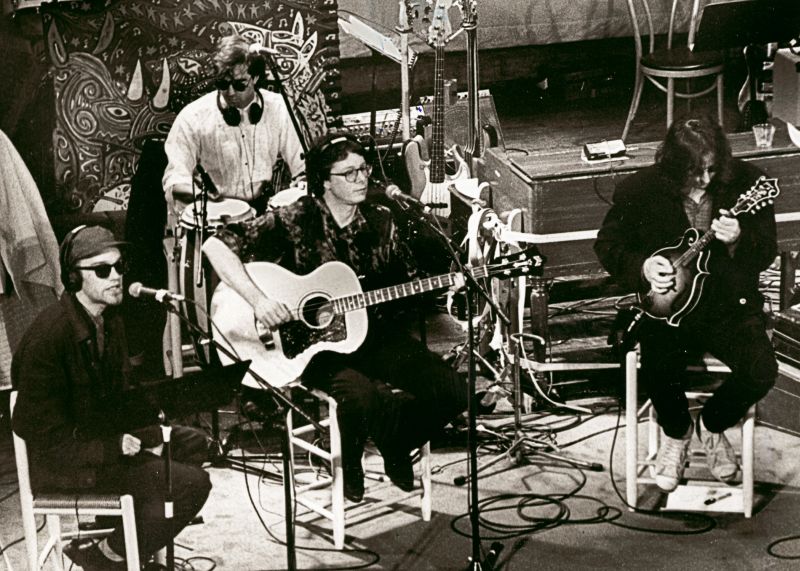 O R.E.M. em estúdio no começo da década de 1990: grupo manteve sonoridade longe da onda grunge | Fotos: Divulgação