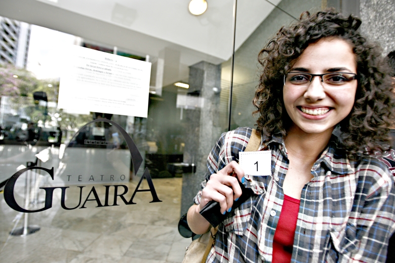 A vestibulanda Ana Carolina Santos foi a primeira a comprar ingresso para o show: ela chegou no teatro às 5 horas | Priscila Forone/ Gazeta do Povo