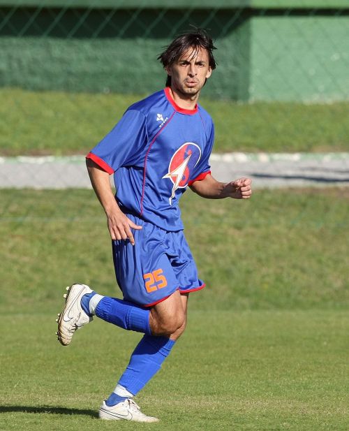 É a dança do desempregado! -Sem clube desde a passagem apagada pelo Concórdia, durante o Catarinense-11, o meia Rodrigo Batata (foto), de 34 anos, mantém a forma com outros jogadores desempregados em treinos no Parque Barigui |