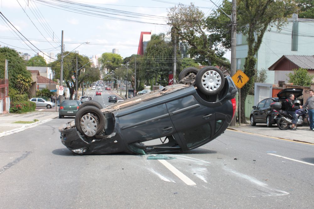 Foto enviada pelo leitor Caius Marcellus de um acidente envolvendo três veículos | Leitor Caius Marcellus