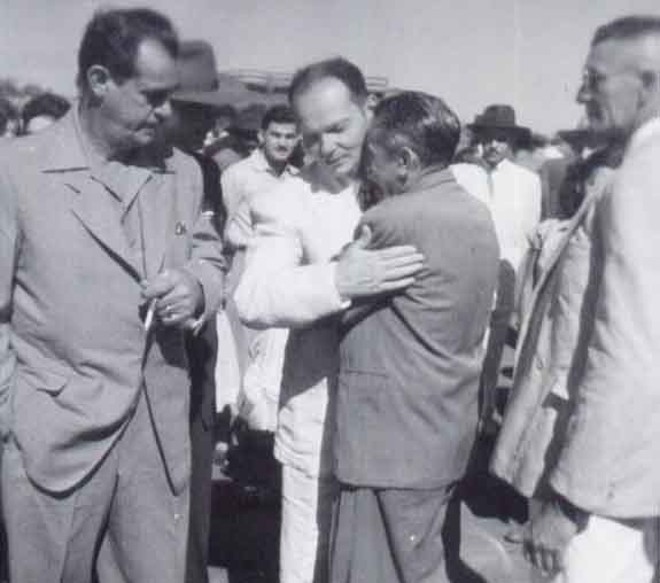 Inocente Villanova Júnior cumprimenta um de seus eleitores | 