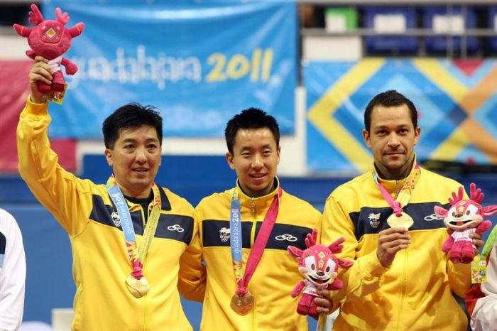 Hugo Hoyama, Gustavo Tsubai e Thiago Monteiro com o ouro no pódio | EFE