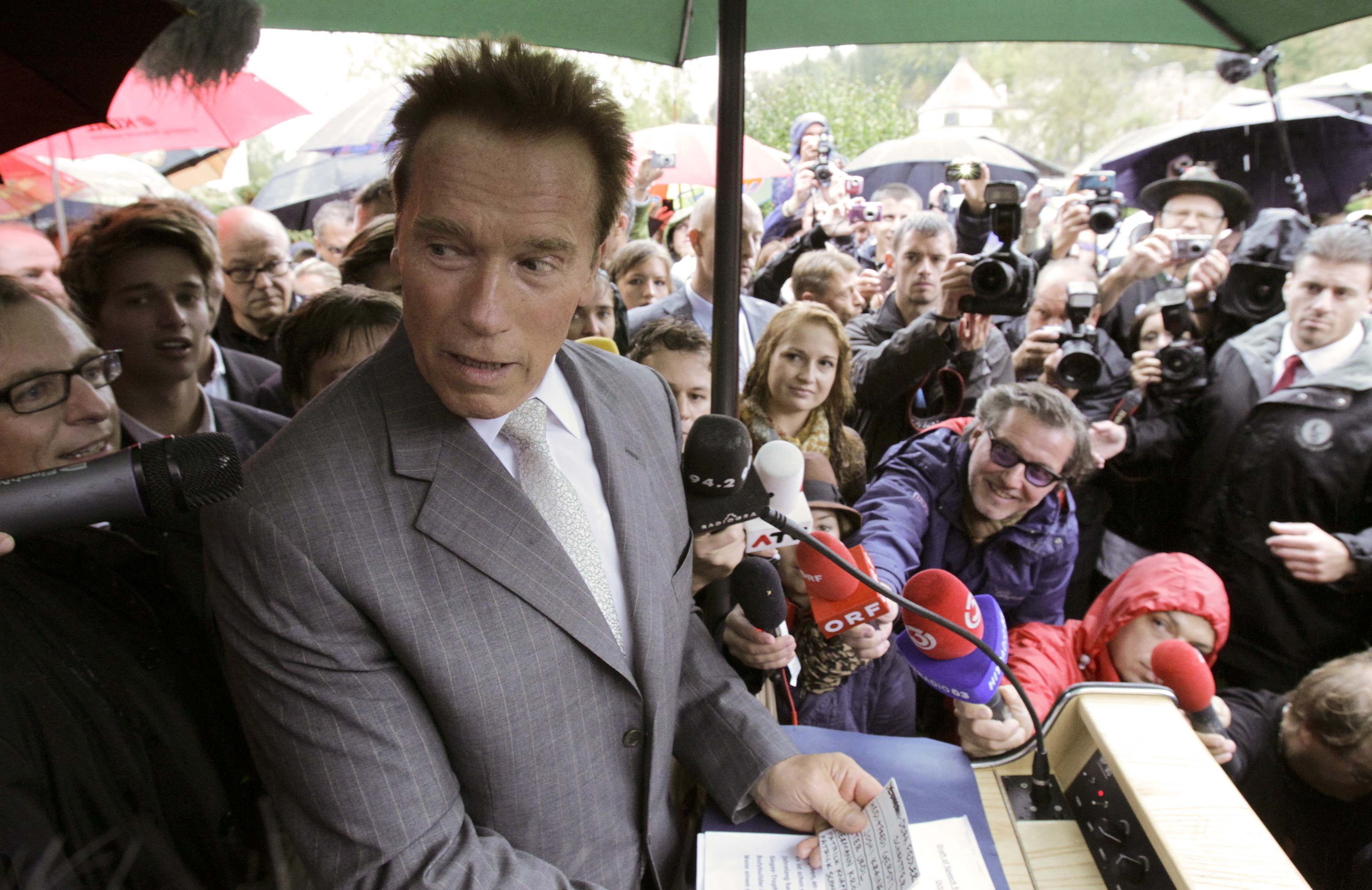 Arnold Schwarzenegger é cercado pela mídia na Áustria durante inauguração do museu em sua homenagem | REUTERS/Herwig Prammer