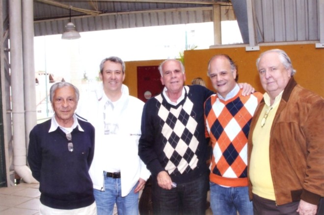 Figura de bons amigos, o advogado Marco Antônio Peixoto somou idade dias atrás, recepcionando para churrasco no Pub do Graciosa Country Club. No grupo, Sérgio Ferreira de Souza, Carlos Alberto Pinho, Odin Ferreira do Amaral, o aniversariante e Rubens Pinho |