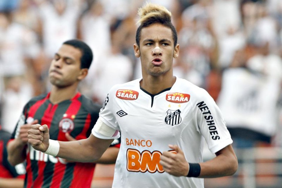 Neymar comemora o primeiro gol santista ontem no Pacaembu. Ao fundo o volante Wendel, novidade atleticana para a partida, que acabou substituído por Marcinho ainda no primeiro tempo | Rahel Patrasso/ Frame-Folhapress