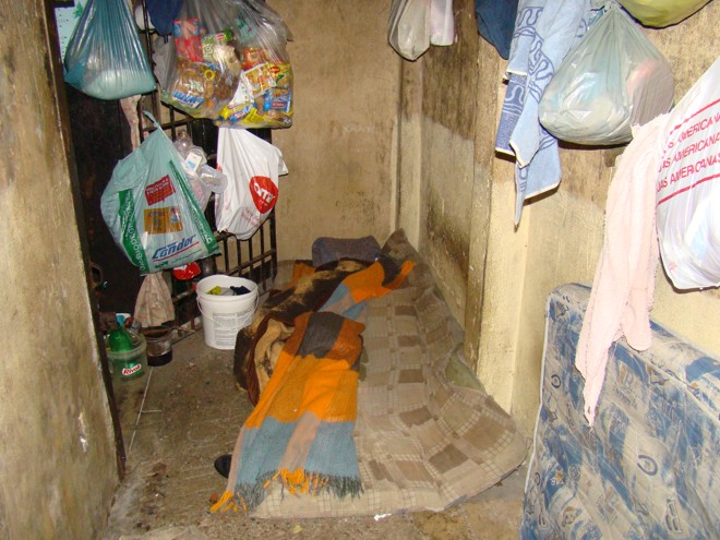 Com a superlotação, presos dormem no corredor, fora das celas, segundo a comissão | 