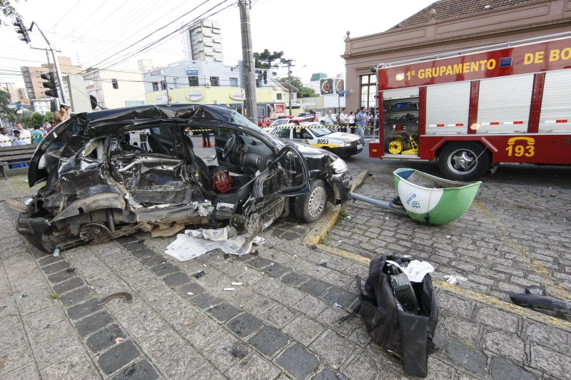 Cena do acidente na Avenida Batel, em dezembro de 2009: quatro mortos e Eduardo Miguel Abib levado à delegacia | Aniele Nascimento/Gazeta do Povo