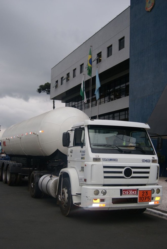 Polícia Federal teve de pedir auxílio ao Corpo de Bombeiros para abrir compartimentos do caminhão-tanque que estavam lacrados |