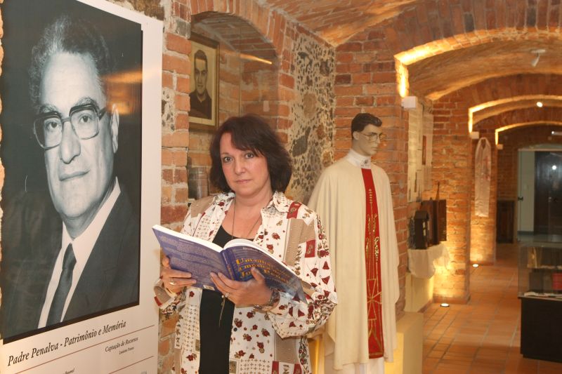Elisabeth Prosser, no espaço dedicado ao padre Penalva, no Museu Claretiano de Curitiba, que será inaugurado no domingo | Ivonaldo Alexandre/Gazeta do Povo