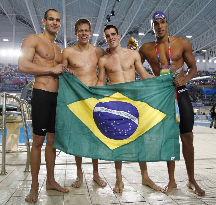 Nicholas Santos, Cesar Cielo, Bruno Fratus e Nicolas Oliveira comemoram o ouro no revezamento 4x100m livre | Jorge Silva / Reuters