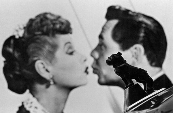 O buldogue símbolo da montadora Mack, em Nova York, parece imitar o homem do pôster, em fotografia de 1998 |