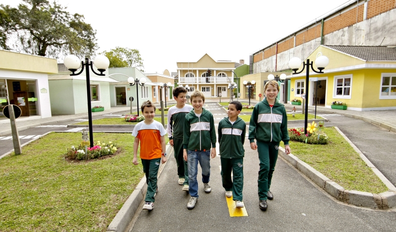 Cidade Mirim do Colégio Opet: da esquerda para direita, o prefeito Giullio Marquetto, Gustavo Guimarães, Antônio Scaramal Mazzo, João Pedro e Ingrid Grimm | Antônio More/ Gazeta do Povo