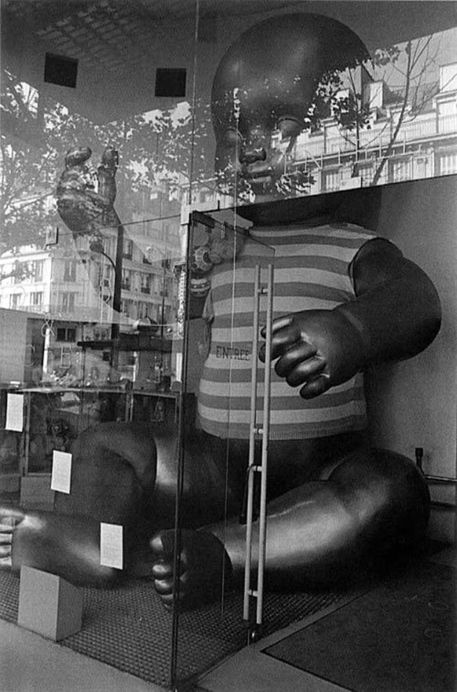 Vitrine em Paris, em 1988: reflexos, contrastes e humor |